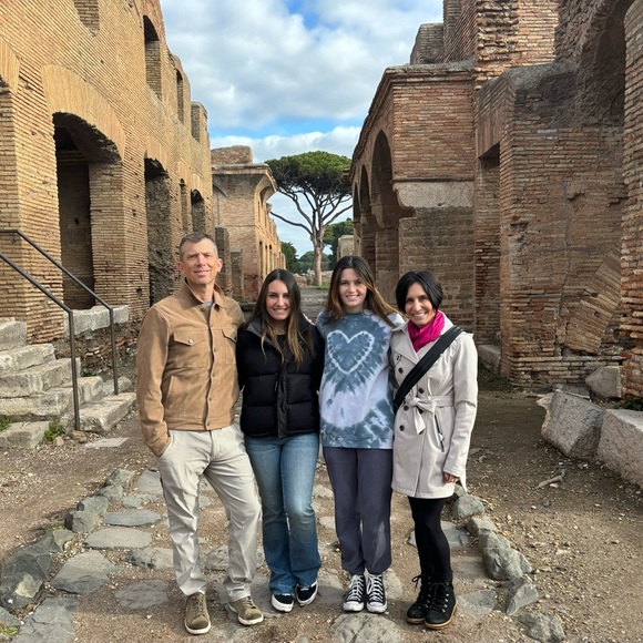 Meet your Posher, Stephanie - Picture 3 of 16